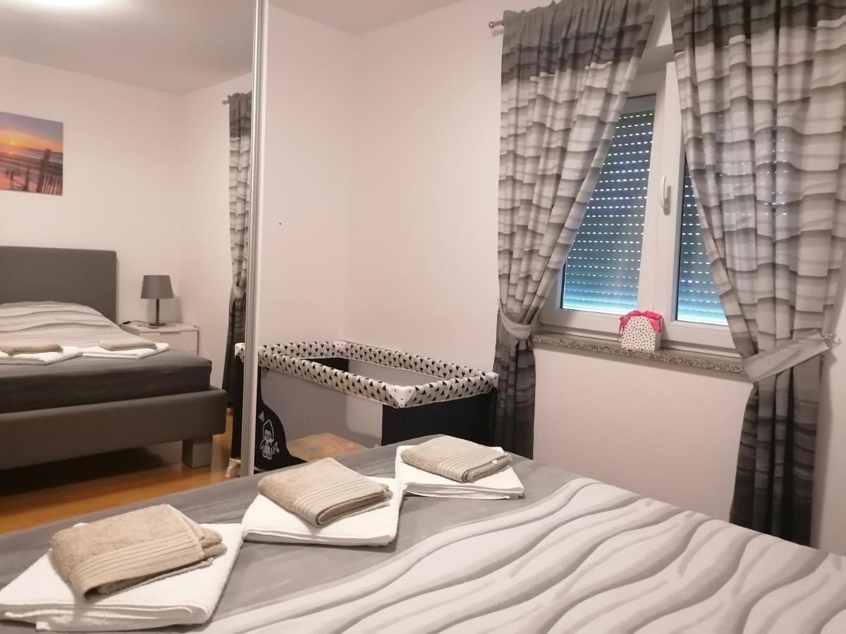 Apartment Suncica พูลา ภายนอก รูปภาพ