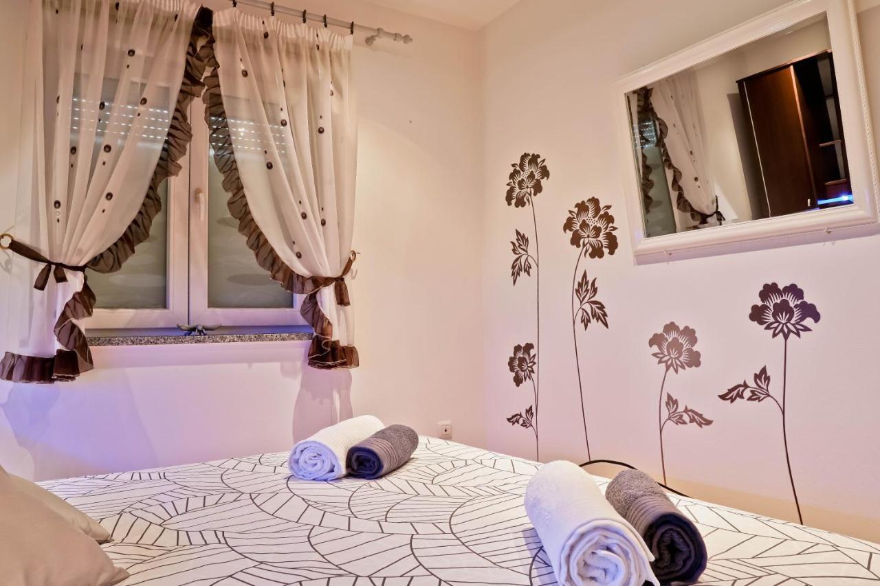 Apartment Suncica พูลา ภายนอก รูปภาพ