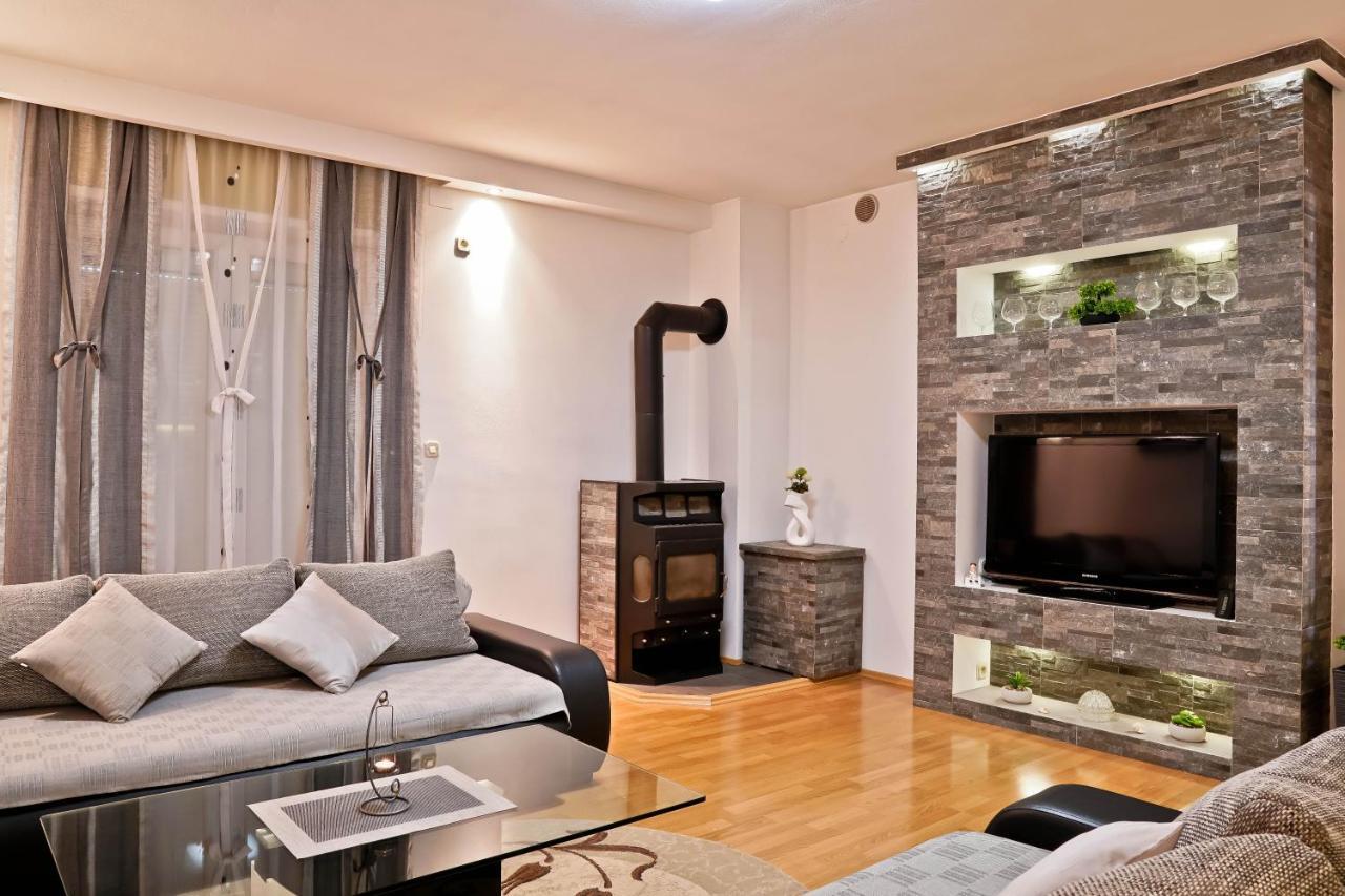 Apartment Suncica พูลา ภายนอก รูปภาพ
